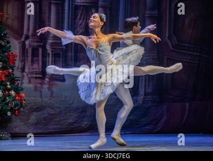 Nairobi, Nairobi, Kenya. 22 dicembre 2025. I ballerini del Teatro accademico statale regionale di Mosca si esibiscono al gala di balletto russo a Nairobi il 22 dicembre 2025. Guidati da Victor Davydov, il direttore artistico, i ballerini hanno mostrato una serie di atti tra cui danze del secondo atto del balletto The Nutcracker, White Adagio dal balletto Swan Lake, così come l'Oceano e le Perle Pas de Trois dal balletto The Little Humpbacked Horse Tchair di Pair. Il gala è una celebrazione artistica volta a migliorare lo scambio culturale. (Immagine di credito: © Kevin Midigo/ZUMA Press Wire) E. Foto Stock