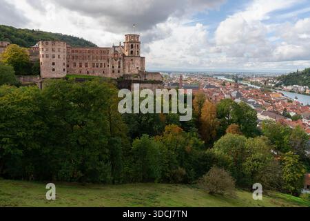 Castello di Heidelberg Germania e città Vecchia sottostante. Una vista ad alto angolo del castello di Heidelberg e della città vecchia vicino al fiume Neckar. Heidelberg, Germania. Foto Stock