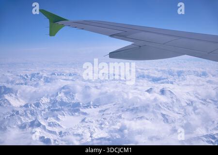 Il Monte Elbrus, innevato, con la sua vetta rocciosa che sbircia dalle nuvole in un paesaggio invernale. Vista da un aereo. Foto Stock