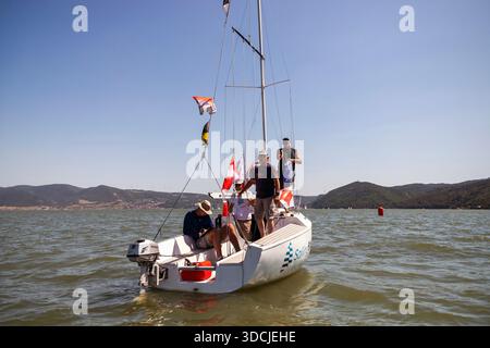 I giudici della barca del comitato di gara monitorano la regata del campionato nazionale Optimist e ILCA 6 sul Danubio vicino a Golubac, in Serbia. Foto Stock
