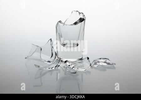 Vetro rotto con frammenti su sfondo bianco. Foto Stock