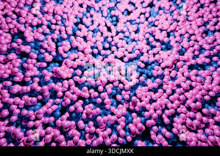 Sfondo astratto con molte palline di plastica rosa e blu, per creare una texture colorata e giocosa. Adatto a concetti di divertimento, infanzia, tempo libero, Foto Stock