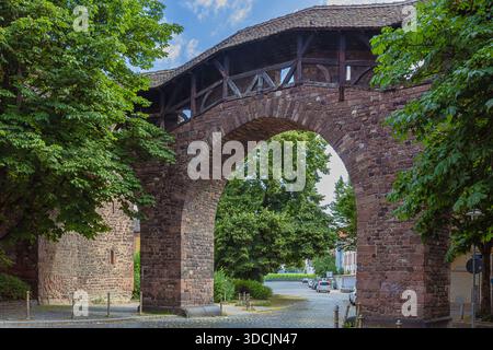 La porta Raschitor o Raschi nel nord-est di Worms, una breccia nelle mura della città vecchia Foto Stock