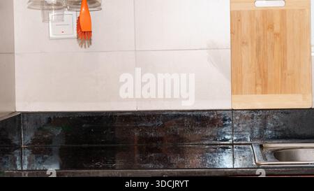 tavolo vuoto, stanza kithen, sfondo caldo e sfocato. Foto di alta qualità Foto Stock