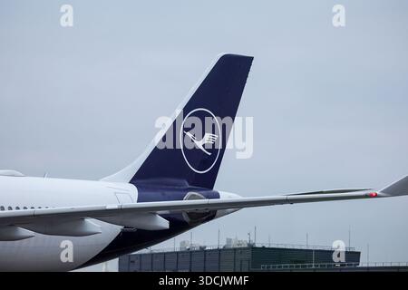 Francoforte sul meno, Germania. 23 dicembre 2025. Lufthansa Plane Logo all'aeroporto di Francoforte il 23 dicembre 2025. Credito: HMB Media/Alamy Live News Foto Stock