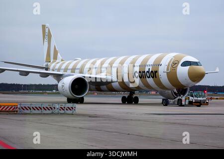 Francoforte sul meno, Germania. 23 dicembre 2025. Condor Plane all'aeroporto di Francoforte il 23 dicembre 2025. Credito: HMB Media/Alamy Live News Foto Stock