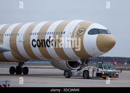 Francoforte sul meno, Germania. 23 dicembre 2025. Condor Plane all'aeroporto di Francoforte il 23 dicembre 2025. Credito: HMB Media/Alamy Live News Foto Stock