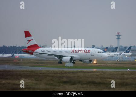 Francoforte sul meno, Germania. 23 dicembre 2025. Austrian Plane all'aeroporto di Francoforte il 23 dicembre 2025. Credito: HMB Media/Alamy Live News Foto Stock