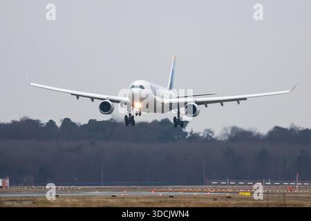 Francoforte sul meno, Germania. 23 dicembre 2025. Scopri l'atterraggio dell'aereo all'aeroporto di Francoforte il 23 dicembre 2025. Credito: HMB Media/Alamy Live News Foto Stock