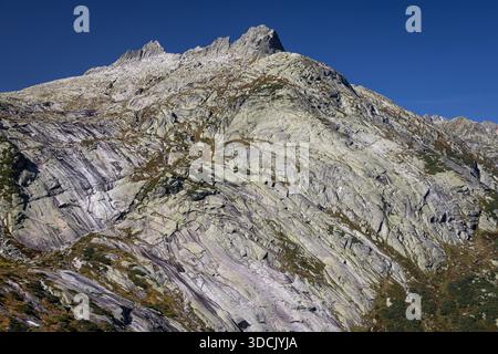 Vista delle Alpi svizzere sul passo di Grimsel, presso Räterichsbodensee (lago Räterichsboden), Svizzera Foto Stock