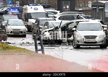 (251223) -- PECHINO, 23 dicembre 2025 (Xinhua) -- questa foto scattata il 22 dicembre 2025 mostra il sito dell'esplosione dell'auto in via Yasenevaya, nel sud di Mosca, Russia. Il tenente generale russo Fanil Sarvarov è stato ucciso in un'esplosione di auto a Mosca lunedì, ha detto il Comitato investigativo russo. (Xinhua/Hao Jianwei) Foto Stock