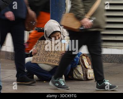 (251223) -- PECHINO, 23 dicembre 2025 (Xinhua) -- Una donna cerca aiuto su una piattaforma della stazione della metropolitana a New York, negli Stati Uniti, il 17 dicembre 2025. (Xinhua/Zhang Fengguo) Foto Stock