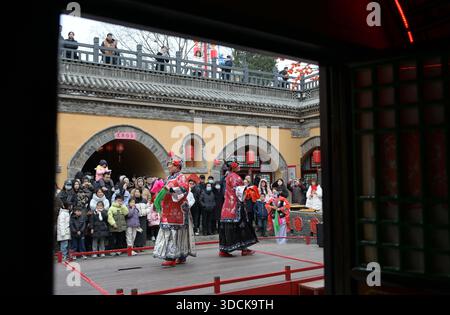 (251223) -- PECHINO, 23 dicembre 2025 (Xinhua) -- i turisti guardano uno spettacolo popolare in una tradizionale residenza Dikengyuan nel villaggio Beiying, Zhangbian Township, Shanzhou District, Sanmenxia City della provincia di Henan della Cina centrale, 21 dicembre 2025. La residenza Dikengyuan, una tradizionale costruzione residenziale nell'Henan occidentale caratterizzata da un cortile sommerso, e' di alto valore nello studio della storia locale, dell'architettura, della geologia e della sociologia. (Foto di Miao Yucai/Xinhua) Foto Stock