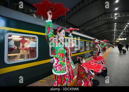 (251223) -- PECHINO, 23 dicembre 2025 (Xinhua) -- gli attori organizzano uno spettacolo popolare per i passeggeri sulla piattaforma della stazione ferroviaria di Harbin a Harbin, nella provincia di Heilongjiang, nella Cina nord-orientale, il 22 dicembre 2025. Il treno K7041, il primo treno a tema della cultura popolare nordorientale, è partito dalla stazione ferroviaria di Harbin e si è diretto a Mohe City il lunedì. (Xinhua/Wang Song) Foto Stock