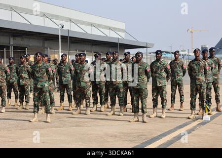 (251218) -- ACCRA, 18 dicembre 2025 (Xinhua) -- soldati ghanesi si preparano per l'invio di aiuti alla ricostruzione post-uragana della Giamaica all'aeroporto internazionale Kotoka di Accra, Ghana, il 17 dicembre 2025. ANDARE CON "il presidente ghanese giura di sostenere la costruzione della Giamaica dopo l'uragano" (foto del principe Moses Sabah/Xinhua) Foto Stock