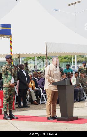 (251218) -- ACCRA, 18 dicembre 2025 (Xinhua) -- il presidente ghanese John Dramani Mahama (R, fronte) tiene un discorso durante un evento che segna l'invio di un contingente ghanese di soldati in Giamaica per sostenere i lavori di ricostruzione e soccorso all'aeroporto internazionale Kotoka di Accra, Ghana, il 17 dicembre 2025. ANDARE CON "il presidente ghanese giura di sostenere la costruzione della Giamaica dopo l'uragano" (Str/Xinhua) Foto Stock