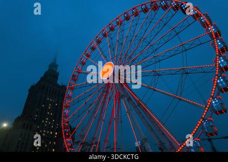 Due eleganti flute di champagne che si stagliano su uno sfondo festoso con fuochi d'artificio e scintille. Concetto Premium per Capodanno, lusso Foto Stock
