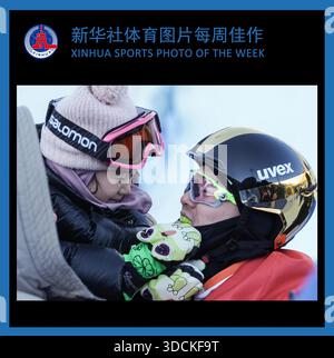 (251223) -- PECHINO, 23 dicembre 2025 (Xinhua) -- XINHUA FOTO SPORTIVE DELLA SETTIMANA (dal 15 dicembre al 21 dicembre 2025) TRASMESSA il 23 dicembre 2025. Il cinese Qi Guangpu (R) reagisce con sua figlia dopo la finale degli antenne freeski maschili della FIS Freeski World Cup 2025 a Zhangjiakou, nella provincia di Hebei, nella Cina settentrionale, il 20 dicembre 2025. (Xinhua/Lu Xingji) Foto Stock