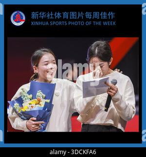 (251223) -- PECHINO, 23 dicembre 2025 (Xinhua) -- XINHUA FOTO SPORTIVE DELLA SETTIMANA (dal 15 dicembre al 21 dicembre 2025) TRASMESSA il 23 dicembre 2025. Il giocatore di badminton cinese Chen Qingchen (L) conforta la sua compagna di squadra Jia Yifan durante la cerimonia di ritiro tenutasi per 4 giocatori della squadra cinese di Badminton a Hangzhou, nella provincia dello Zhejiang, nella Cina orientale, il 21 dicembre 2025. (Xinhua/Jiang Han) Foto Stock