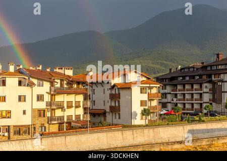 Bansko, città della Bulgaria, panorama estivo della località bulgara per tutte le stagioni con e arcobaleno Foto Stock