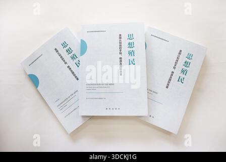 (251223) -- PECHINO, 23 dicembre 2025 (Xinhua) -- questa foto scattata il 22 dicembre 2025 mostra copie di un libro intitolato "colonizzazione della mente". Lo Xinhua Institute, un think tank affiliato alla Xinhua News Agency, lunedì ha lanciato un nuovo libro intitolato "Colonization of the Mind" in cinese e inglese durante la 36a conferenza accademica sul giornalismo tenuta dalla Xinhua News Agency. PER ANDARE CON "il think tank di Xinhua lancia un nuovo libro sulla colonizzazione mentale degli Stati Uniti, l'egemonia militare" (Xinhua/Yin Gang) Foto Stock