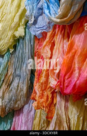 Sciarpe in seta, scialli e scollati in vari colori, foto ravvicinata, sfondo in tessuto astratto Foto Stock