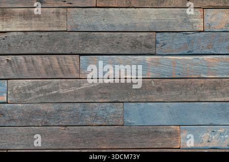 Pannelli orizzontali in legno con vernice blu sbiadita Foto Stock