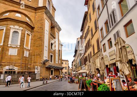 Bancarelle e ristoranti nei pressi della Basilica di San Lorenzo a Firenze, Italia. Foto Stock