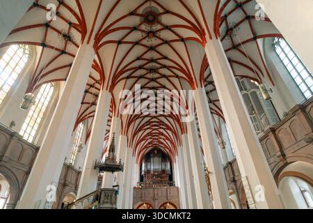 Lipsia, Germania - 3 ottobre 2025 veduta dell'interno della chiesa e della navata interna della chiesa di San Tommaso a Lipsia. Foto di alta qualità Foto Stock