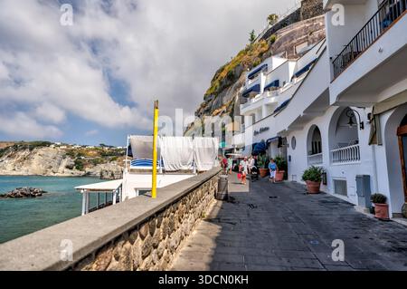 Terrazze e giardini sulla scogliera che si affacciano sulle acque turchesi nel villaggio di Sant'Angelo, Ischia, Campania, Italia. Foto Stock