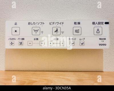 Pannello di controllo TOTO bidet con varie funzioni. Shirahama, Prefettura di Wakayama, Giappone Foto Stock