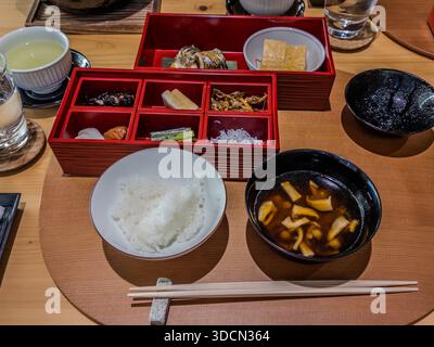 A Shirahama viene servito un pasto bento giapponese con riso e zuppa. Prefettura di Wakayama, Giappone Foto Stock