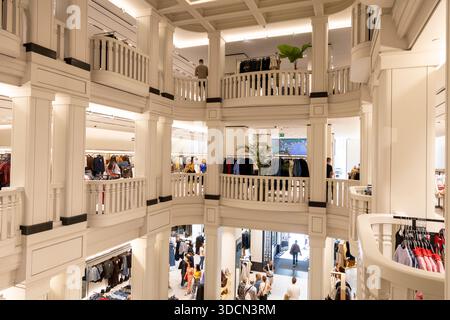 Negozio di abbigliamento Zara, Gran via, Madrid, interno del negozio Zara con più livelli per una gamma di abbigliamento e accessori, Spagna, Europa Foto Stock
