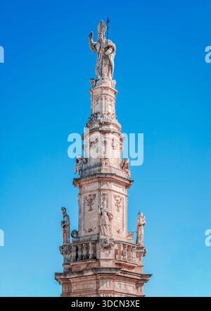L'obelisco in stile barocco di Sant'Oronzo (colonna di Sant'Oronzo) in Piazza della Libertà nel cuore di Ostuni, Puglia, Italia Foto Stock
