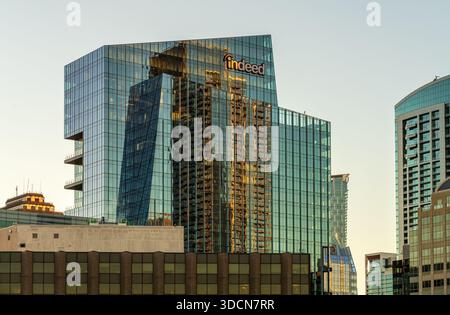 Austin, Texas - 11 dicembre 2025: Riflessioni di blocchi di torri nell'edificio della Even Tower nel centro di Austin. Foto Stock