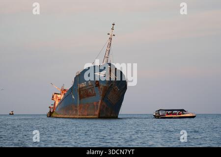 Viaggia in romania, tulcea sulina, sul delta del danubio, in barca turistica sul Mar Nero passando davanti al naufragio arrugginito del turgut Foto Stock