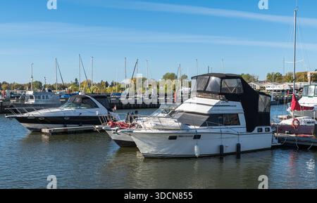 Barche attraccate al molo Gimli sul lago Winnipeg a Gimli, Canada Foto Stock