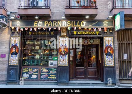 Madrid, Barcellona, bar spagnolo e ristorante di tapas l'El Parnasillo è uno sport bar che vende birra e Guinness nel centro di Madrid, Spagna Foto Stock