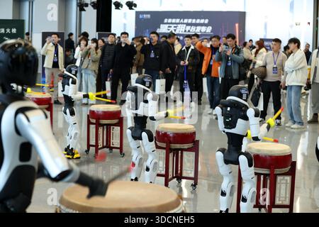 Shanghai, Cina. 22 dicembre 2025. Il National robot leasing Ecosystem Summit e la cerimonia di lancio della piattaforma "Qingtianzu" si sono svolti a Shanghai, dove la prima piattaforma di noleggio di robot aperti in Cina, "Qingtianzu", è stata ufficialmente rilasciata il 22 dicembre 2025. La piattaforma copre attualmente 50 città chiave in tutto il paese, coinvolge oltre 600 fornitori di servizi e offre servizi di noleggio robot con marchi e modelli diversi. Credito: Tang Yanjun/China News Service/Alamy Live News Foto Stock