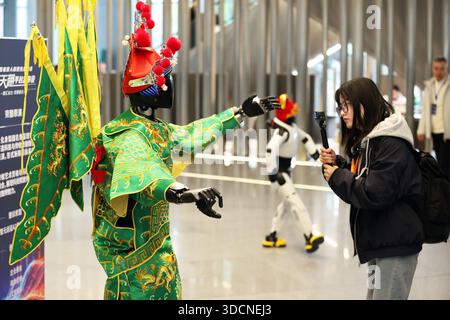 Shanghai, Cina. 22 dicembre 2025. Il National robot leasing Ecosystem Summit e la cerimonia di lancio della piattaforma "Qingtianzu" si sono svolti a Shanghai, dove la prima piattaforma di noleggio di robot aperti in Cina, "Qingtianzu", è stata ufficialmente rilasciata il 22 dicembre 2025. La piattaforma copre attualmente 50 città chiave in tutto il paese, coinvolge oltre 600 fornitori di servizi e offre servizi di noleggio robot con marchi e modelli diversi. Credito: Tang Yanjun/China News Service/Alamy Live News Foto Stock