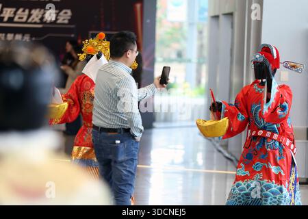 Shanghai, Cina. 22 dicembre 2025. Il National robot leasing Ecosystem Summit e la cerimonia di lancio della piattaforma "Qingtianzu" si sono svolti a Shanghai, dove la prima piattaforma di noleggio di robot aperti in Cina, "Qingtianzu", è stata ufficialmente rilasciata il 22 dicembre 2025. La piattaforma copre attualmente 50 città chiave in tutto il paese, coinvolge oltre 600 fornitori di servizi e offre servizi di noleggio robot con marchi e modelli diversi. Credito: Tang Yanjun/China News Service/Alamy Live News Foto Stock