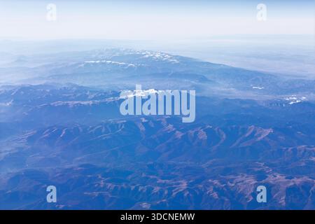 Extensive rugged range of Munella Mountain in northern Albania, showcasing slopes and snow-dusted peaks. Natural beauty of vital nature park wonderful Foto Stock