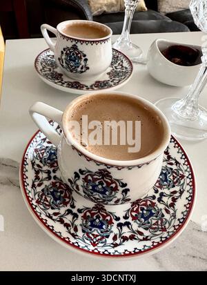 Caffè turco tradizionale servito in tazze decorative in porcellana Foto Stock