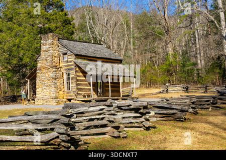 Storica cabina John Oliver nell'area di Cades Cove del Great Smoky Mountains National Park a Townsend, Tennessee, Stati Uniti Foto Stock