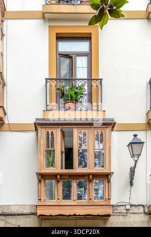 Tradizionale finestra in legno della baia e balcone a San Sebastián, Spagna Foto Stock