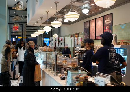 New York, USA. 18 dicembre 2025. I clienti hanno fatto acquisti in un negozio a Manhattan, New York il 18 dicembre 2025, ora locale. Lo stesso giorno, il Dipartimento del lavoro degli Stati Uniti ha pubblicato dati che dimostrano che l'indice dei prezzi al consumo (CPI) di novembre è aumentato del 2,7% rispetto allo stesso periodo dell'anno scorso. Credito: Liao Pan/China News Service/Alamy Live News Foto Stock