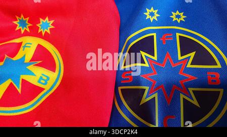 FCSB Bucarest squadra di calcio (ex Steaua) logo-emblema su una t-shirt ufficiale, più campioni di calcio rumeni Foto Stock
