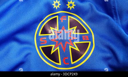 FCSB Bucarest squadra di calcio (ex Steaua) logo-emblema su una t-shirt ufficiale, più campioni di calcio rumeni Foto Stock