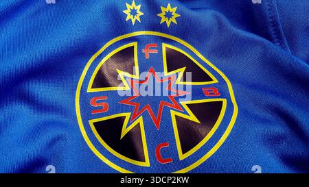 FCSB Bucarest squadra di calcio (ex Steaua) logo-emblema su una t-shirt ufficiale, più campioni di calcio rumeni Foto Stock