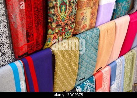 Sciarpe in pashmina colorate, primo piano. Dubai Bazaar, Emirati Arabi Uniti Foto Stock